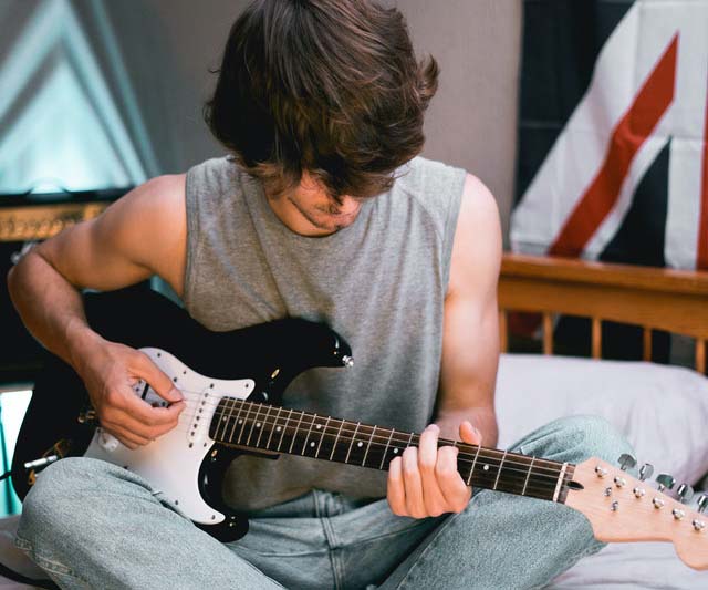 apprendre la guitare seul ou avec professeur ?